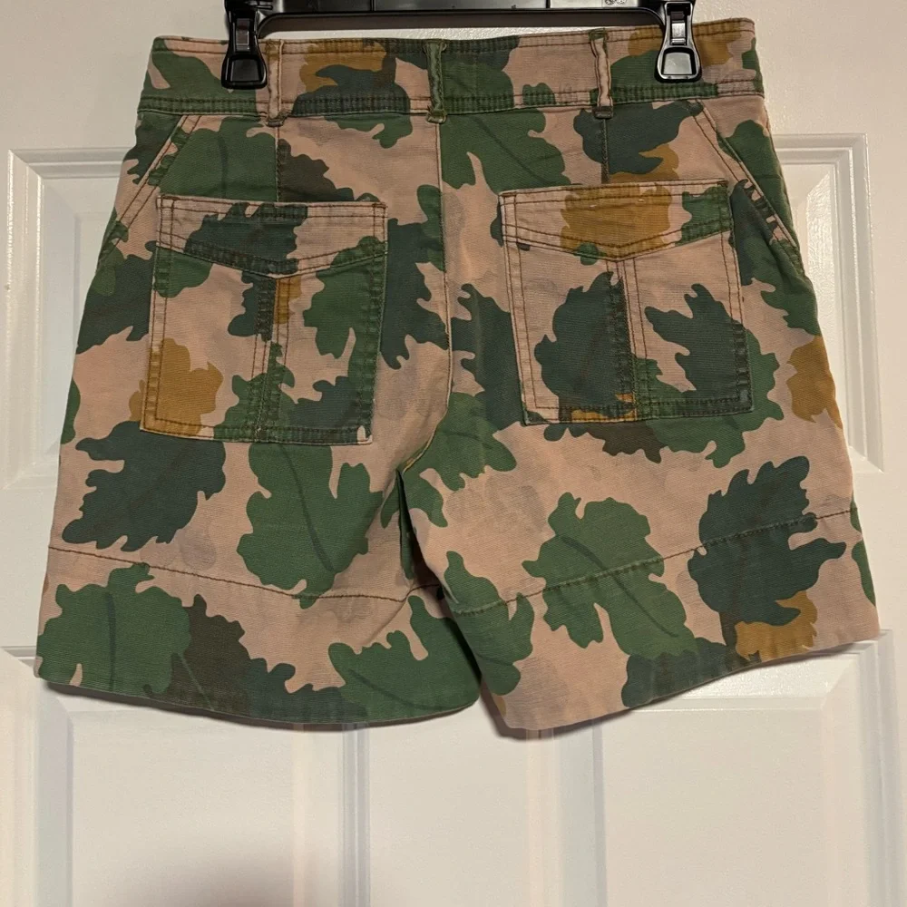 Anthro The Wanderer Camo Shorts, size 27